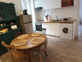 Appartement T2 rénové, centre-ville Hendaye, proche baie, sans ascenseur, balcon, calme, WiFi non inclus - FR-1-239-850